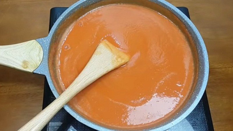 Nấu tương cà chua đơn giản trên bếp lửa nhỏ