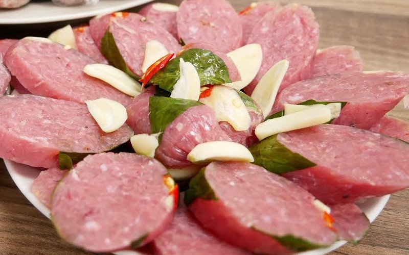 Nem chua nướng ăn kèm lá sung, tỏi ớt
