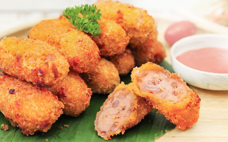 Nem chua nướng đang được chuẩn bị