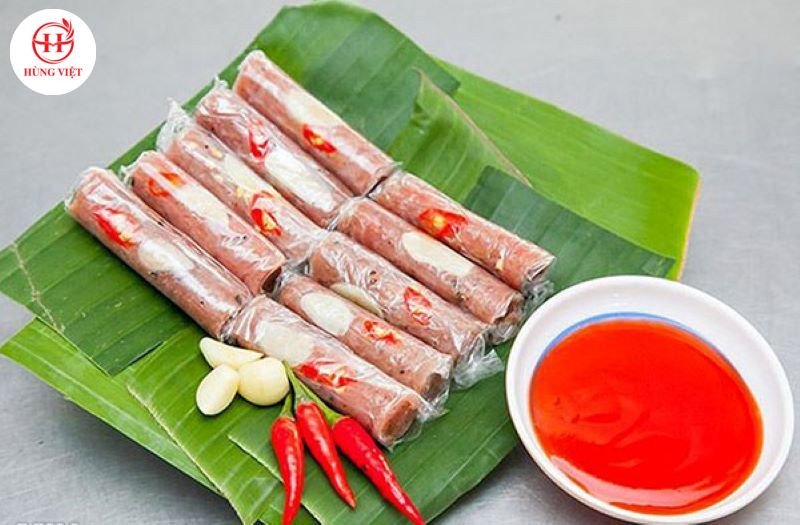 Nem chua thịt lợn sống chấm tương ớt cay nồng