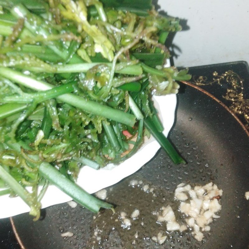 Nêm nếm gia vị cho món rau dớn xào tỏi vừa ăn