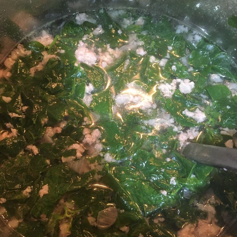 Nêm nếm gia vị cho nồi canh rau ngót thêm đậm đà