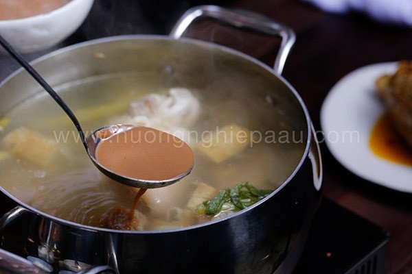 Nêm nếm gia vị cho nước dùng bún bò Huế thêm đậm đà