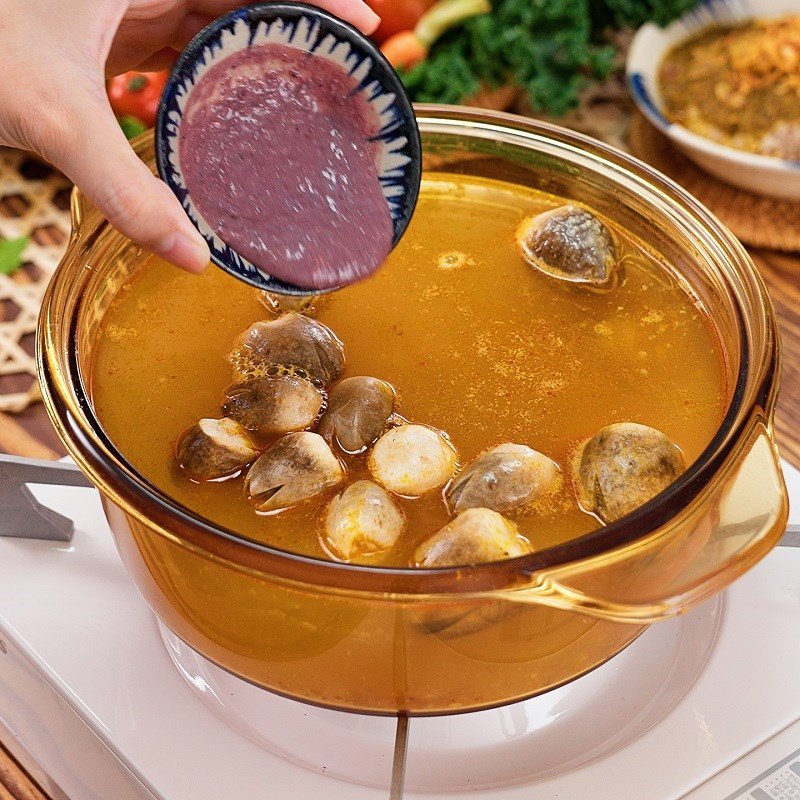 Nêm nếm gia vị để hoàn thiện hương vị nước lẩu riêu cua