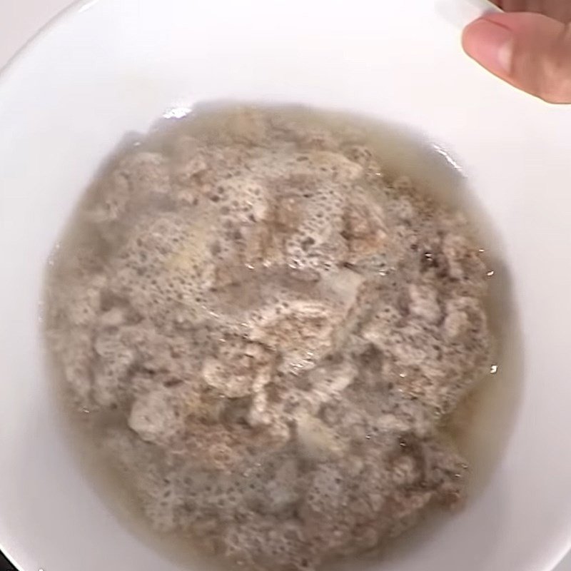 nêm nếm gia vị và cho cà chua vào nước dùng riêu cua