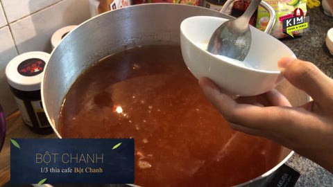 Nêm nếm gia vị vào nồi nước dùng đậm đà, tạo nên hương vị đặc trưng của mì cay Hàn Quốc