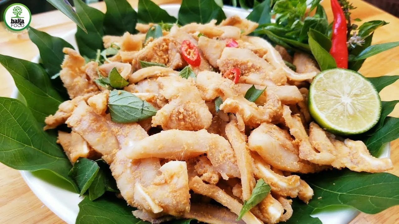 Nem tai giòn sần sật với gia vị
