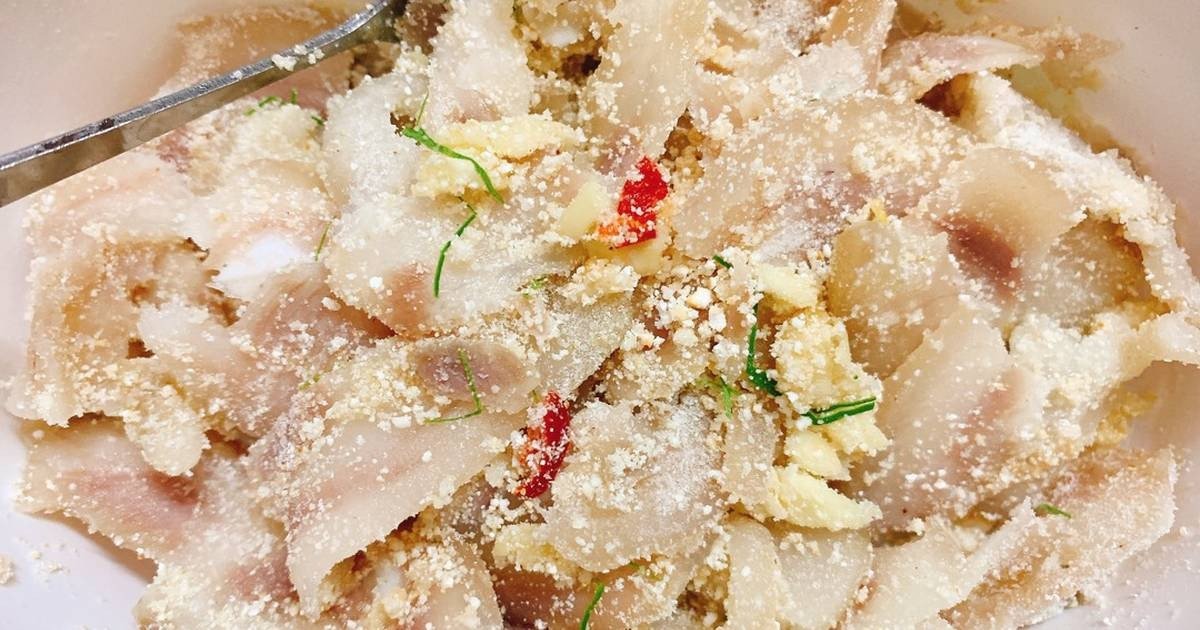 Nem thính thịt nạc trộn thính vàng óng kèm rau sống và nước chấm