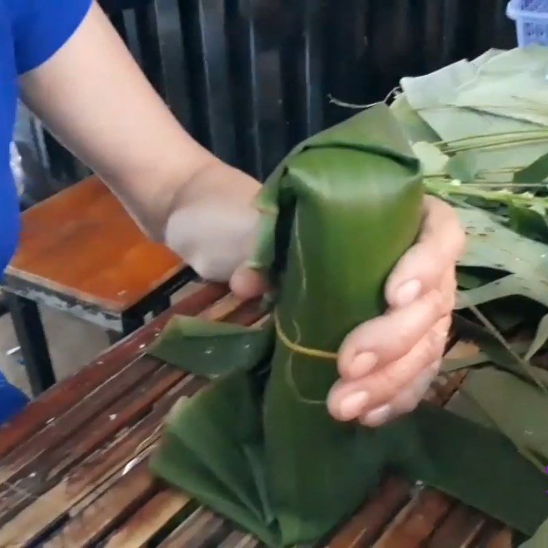 Nem thịt nạc sau khi gói và buộc chặt