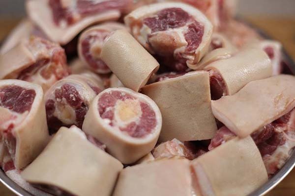 Nên chọn đuôi bò có màu đỏ tươi cho món lẩu