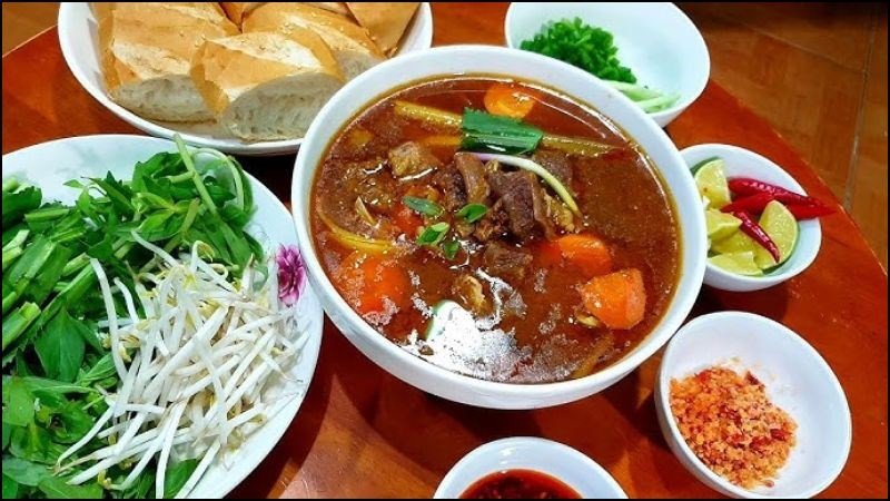 Nên thêm nhiều rau thơm, giá đỗ, xà lách, cà rốt... để hạn chế tăng cân khi ăn bò kho