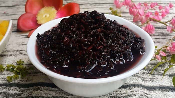 Nếp cẩm sau khi ủ lên men sẽ có rượu màu hồng tím và vị chua nhẹ