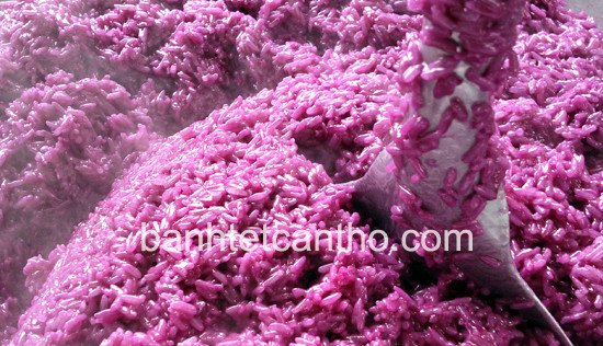 Nếp được xào cho dẻo lại