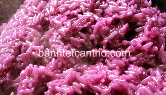 Nếp lá cẩm xào với nước cốt dừa, vừa thơm, vừa béo