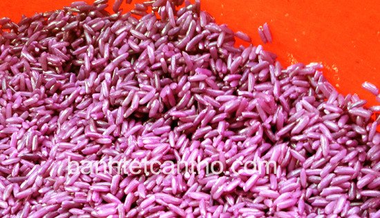 Nếp ngâm nước lá cẩm căng tròn, bóng mịn