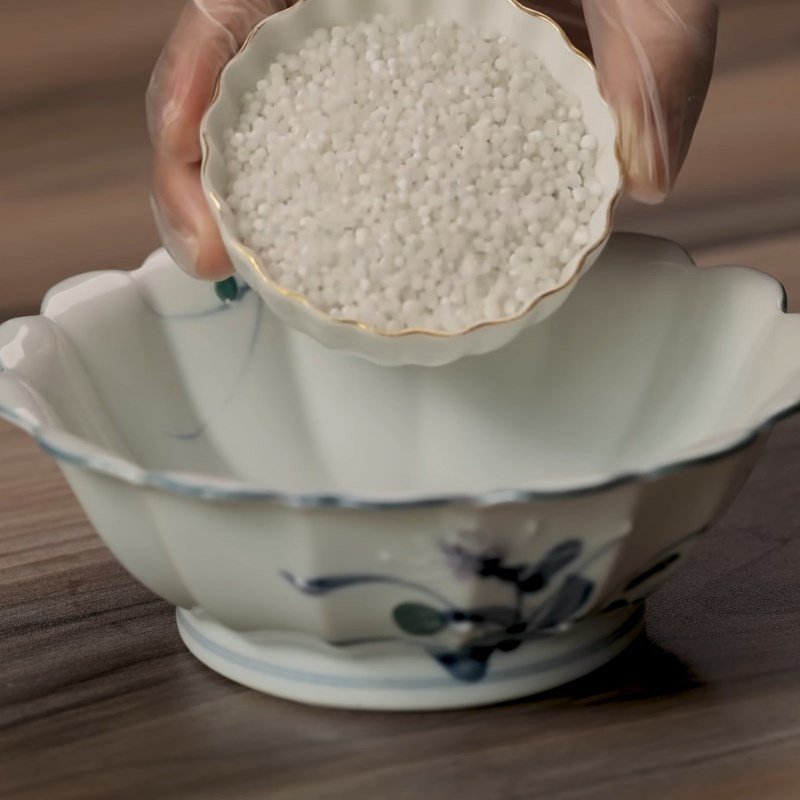 Ngâm bột báng chuẩn bị cho cách nấu chè chuối bột năng