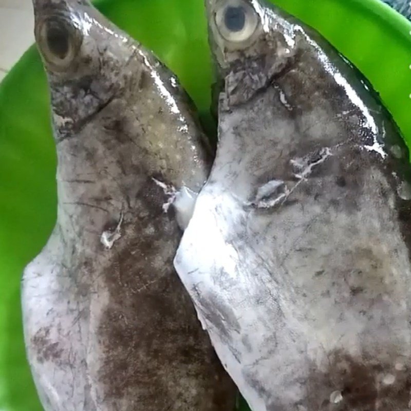 Ngâm cá dìa với nước vo gạo để khử mùi