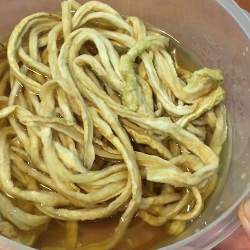 Ngâm củ cải khô trong nước để nở mềm