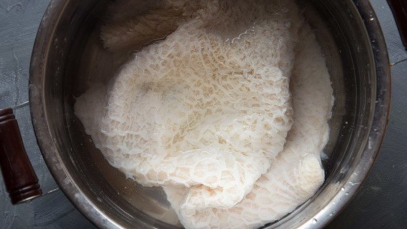 Ngâm dạ dày bò đã luộc vào nước phèn chua để tăng độ trắng giòn