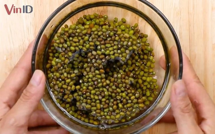 Ngâm đậu xanh chuẩn bị nấu chè long nhãn