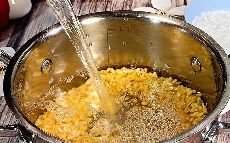 Ngâm đậu xanh đã cà vỏ chuẩn bị nấu chè kho