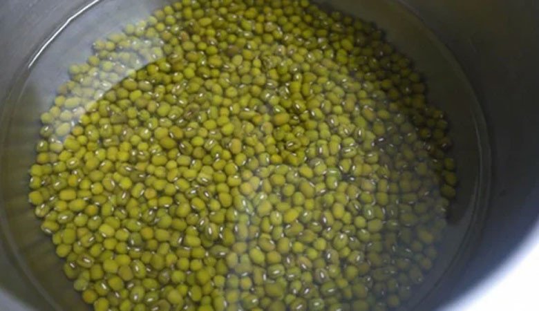 Ngâm đậu xanh làm chè phổ tai