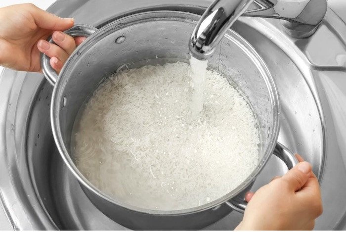 Ngâm gạo nếp đúng cách trước khi nấu cơm nếp