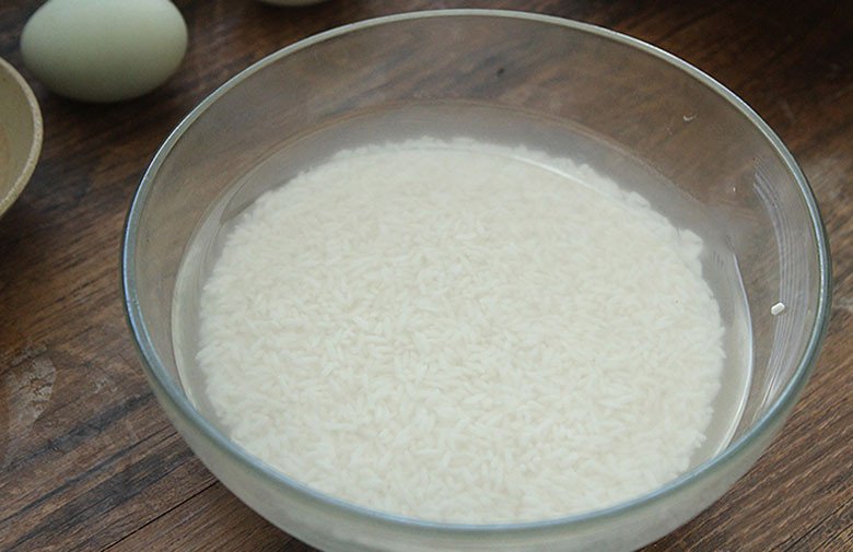 Ngâm gạo nếp làm chè đậu trắng nếp