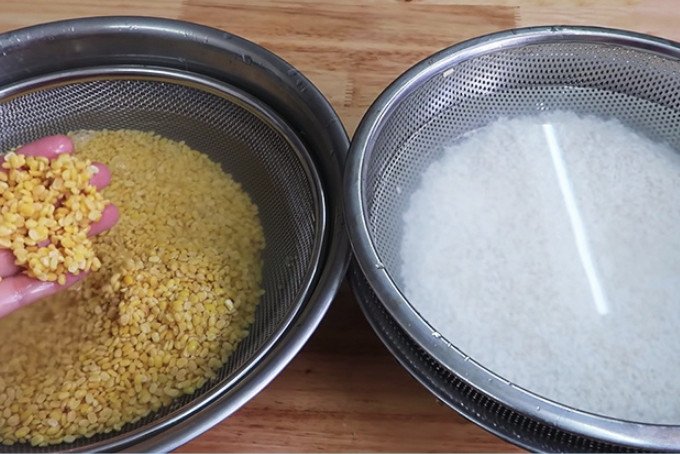 Ngâm gạo nếp và đỗ xanh riêng biệt để đảm bảo độ nở đều cho món xôi đỗ xanh