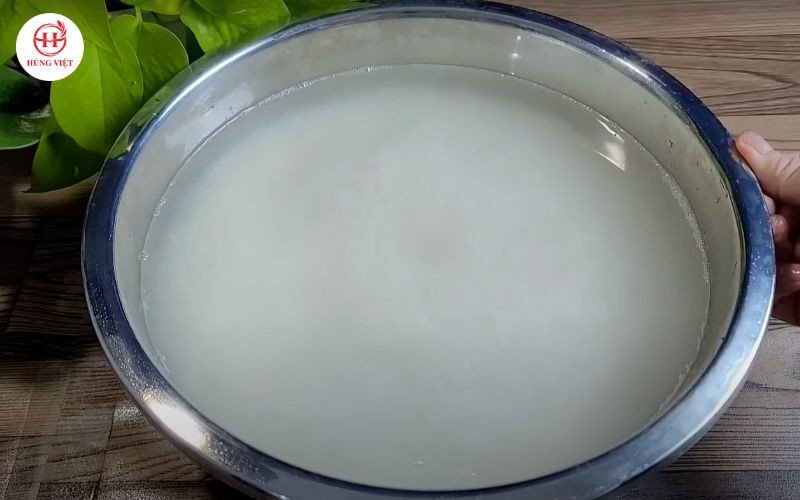 Ngâm gạo nếp với nước trong khoảng 6-8 tiếng