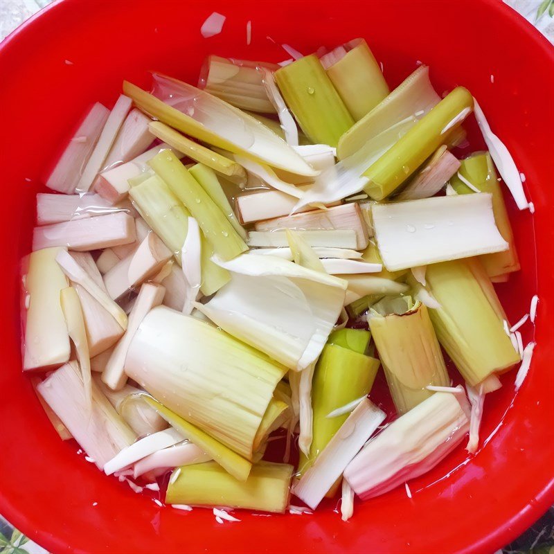 Ngâm hoa chuối sau khi sơ chế