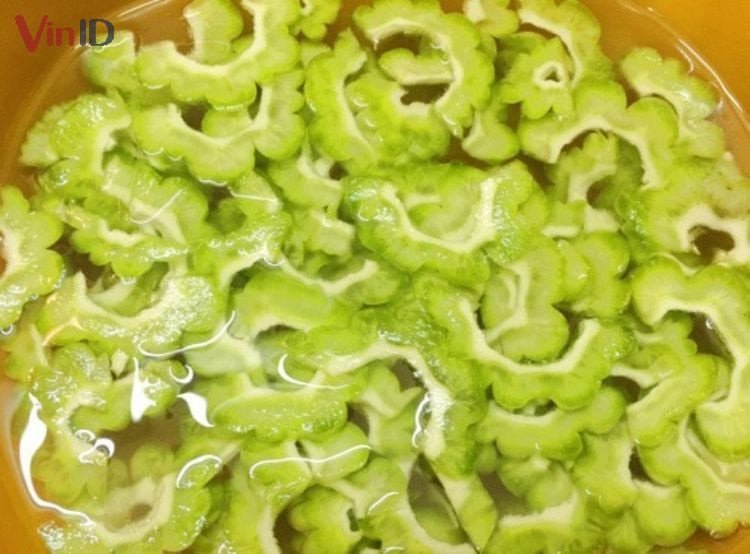 Ngâm khổ qua với nước lạnh để giảm vị đắng