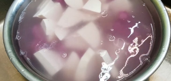 Ngâm khoai môn và khoai lang tím trong nước muối giúp loại bỏ nhựa, chuẩn bị cho cách làm bánh khoai môn Lệ Phố