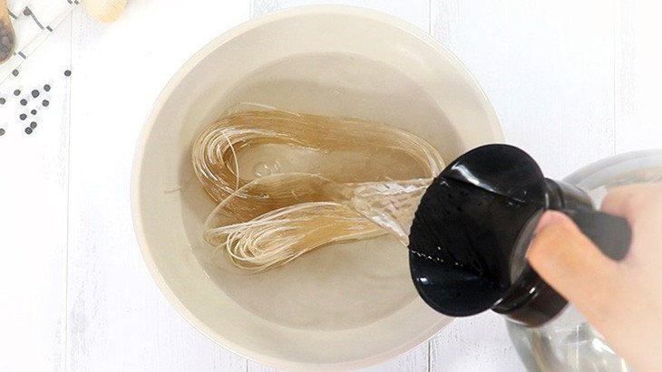 Ngâm miến trong nước lạnh khoảng 5-10 phút để miến mềm dẻo