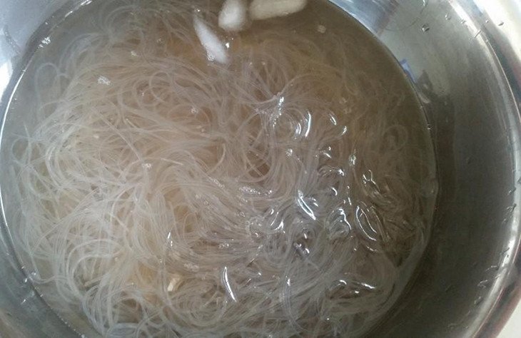 Ngâm miến vào nước lạnh ngay sau khi trụng để miến không bị dính
