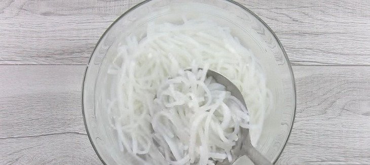 ngâm sợi bánh canh ngọt vào nước lạnh