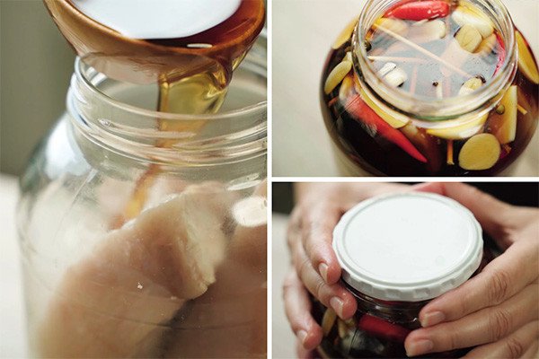 Ngâm thịt ba chỉ ngập trong nước mắm đã chuẩn bị sẵn