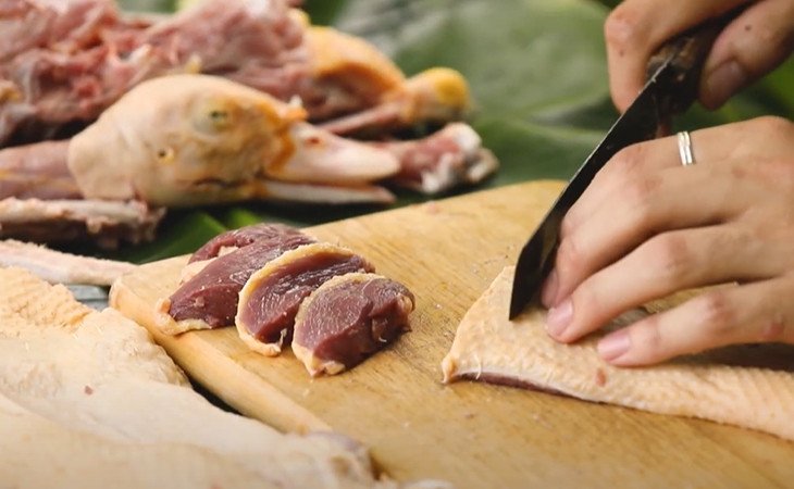 Ngan chặt miếng sẵn sàng cho món cháy tỏi