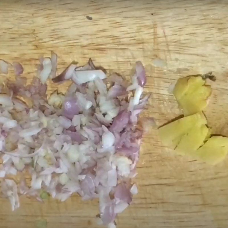 Nghệ tươi giã lấy nước, nguyên liệu tạo màu đẹp cho cháo rắn đậu xanh