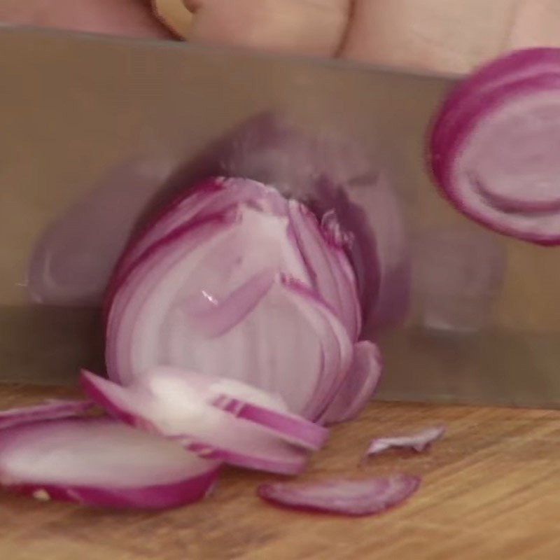 Nghệ tươi giã nhuyễn lấy nước cốt tạo màu cho món om mẻ