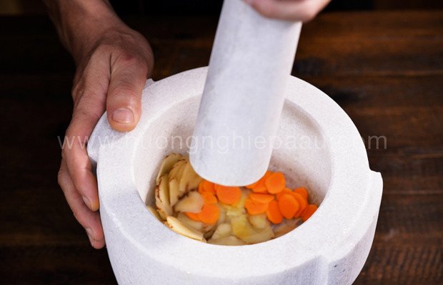 Nghệ và riềng tươi được giã nhuyễn, nguyên liệu không thể thiếu trong cách nấu giò heo giả cầy miền Bắc.