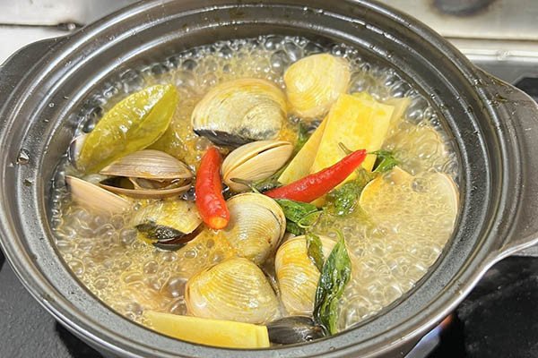 Nghêu hấp sả thái với vị chua cay từ me, ớt