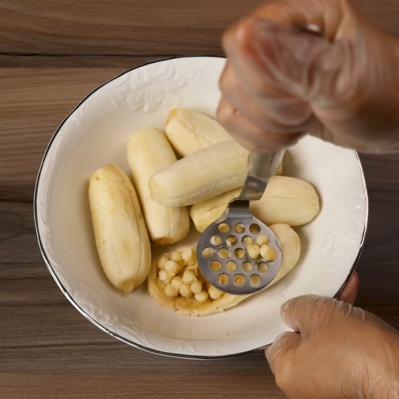 Nghiền nhuyễn chuối để làm viên chè chuối bột năng