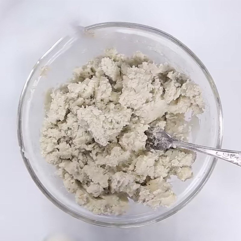 Nghiền nhuyễn khoai môn để làm vỏ bánh