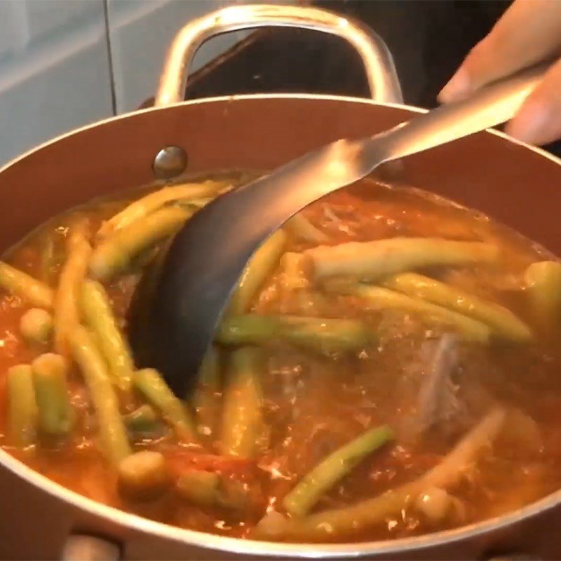 Ngó khoai được thêm vào nồi canh sườn cà chua