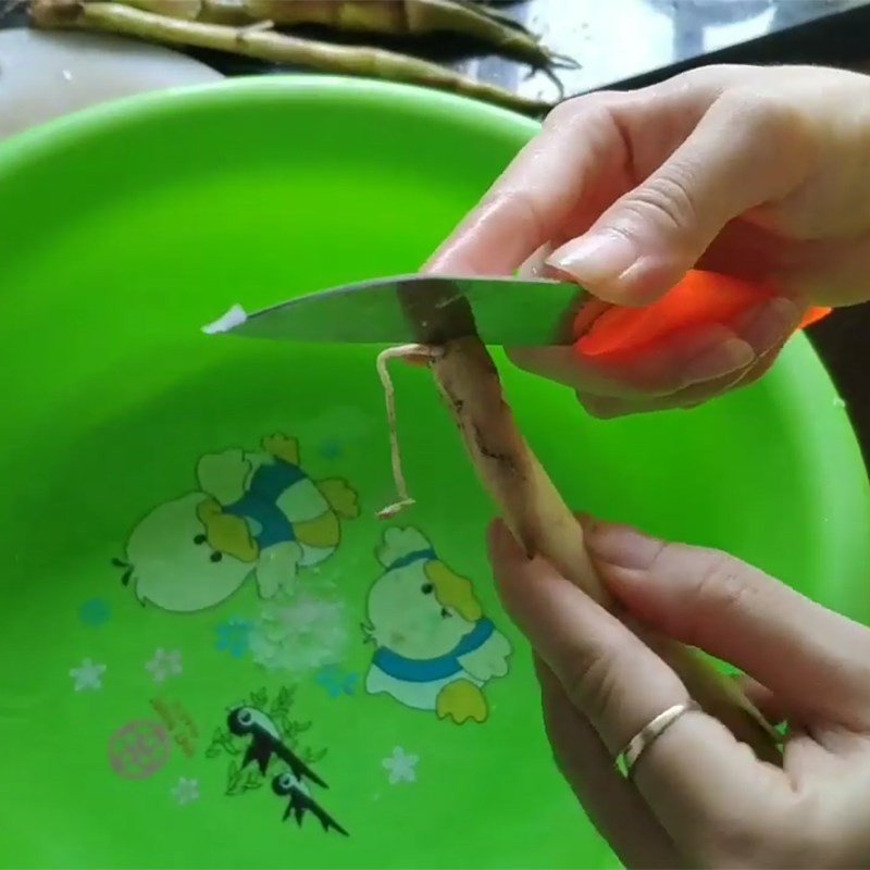 Ngó khoai tươi đang được sơ chế trong chậu nước muối loãng
