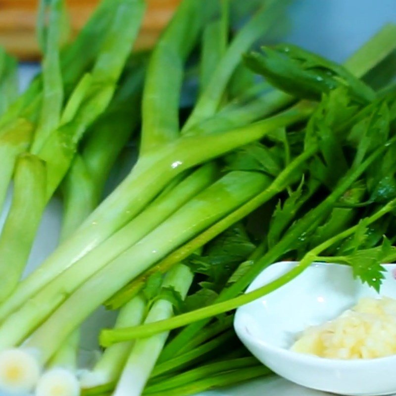 Ngó sen trắng tươi đã được chẻ đôi và cắt ngắn