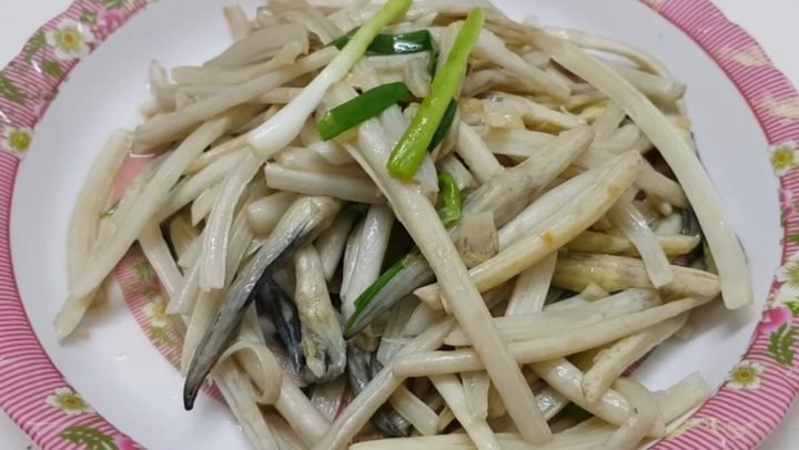Ngó sen xào tỏi thành phẩm