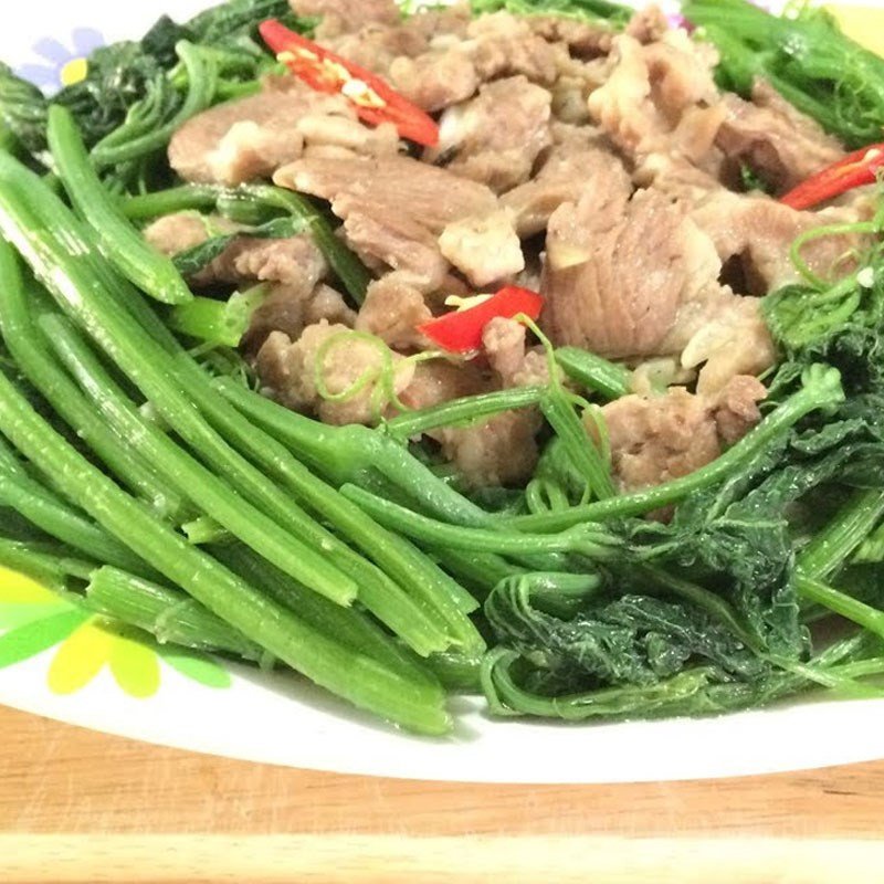 Ngọn su su xào thịt heo ngon miệng