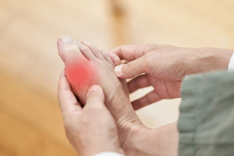 Người bệnh gout đang thưởng thức canh cải ngọt, món ăn giàu dinh dưỡng và ít calo